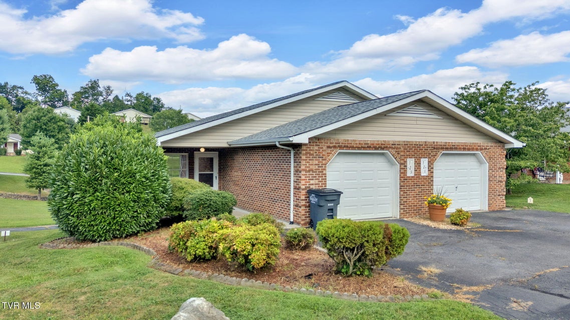 Photo #33: 723 Teasel Drive