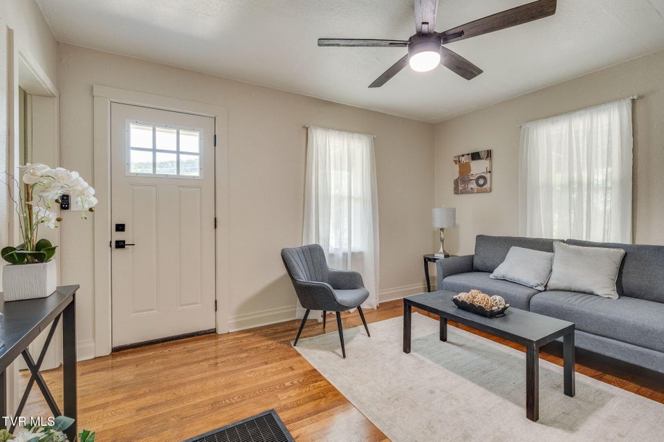 Photo #5: 808 Edison Street