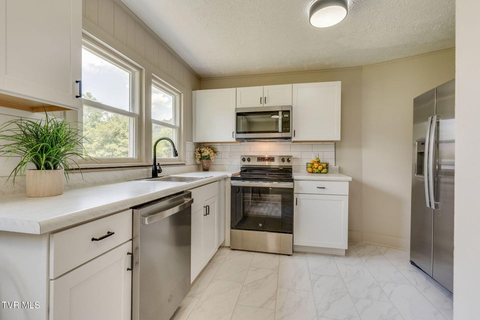 Photo #8: 808 Edison Street
