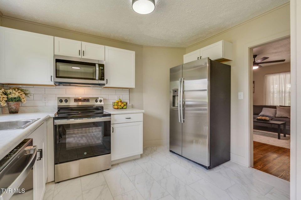 Photo #9: 808 Edison Street
