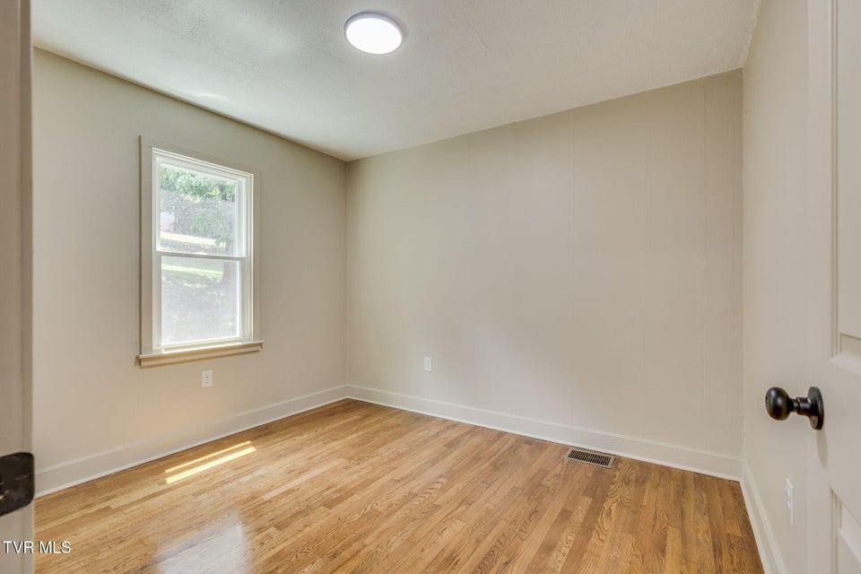 Photo #12: 808 Edison Street