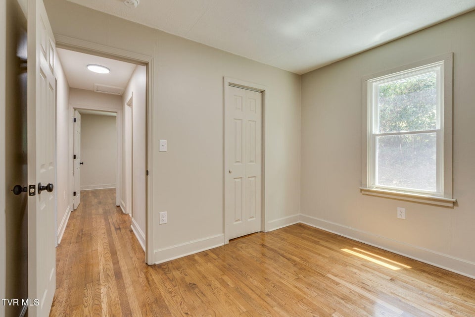 Photo #13: 808 Edison Street