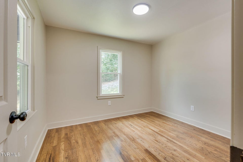 Photo #15: 808 Edison Street
