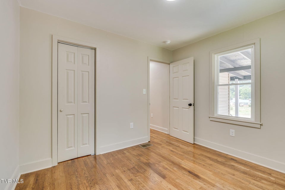 Photo #16: 808 Edison Street