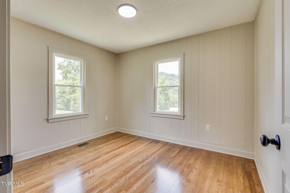 Photo #17: 808 Edison Street