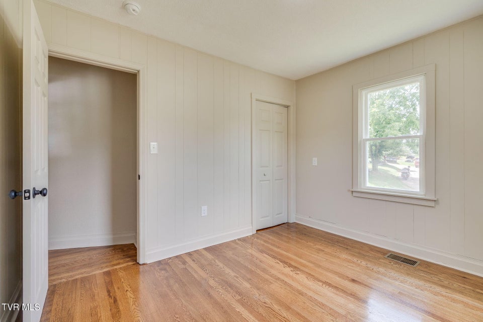 Photo #18: 808 Edison Street