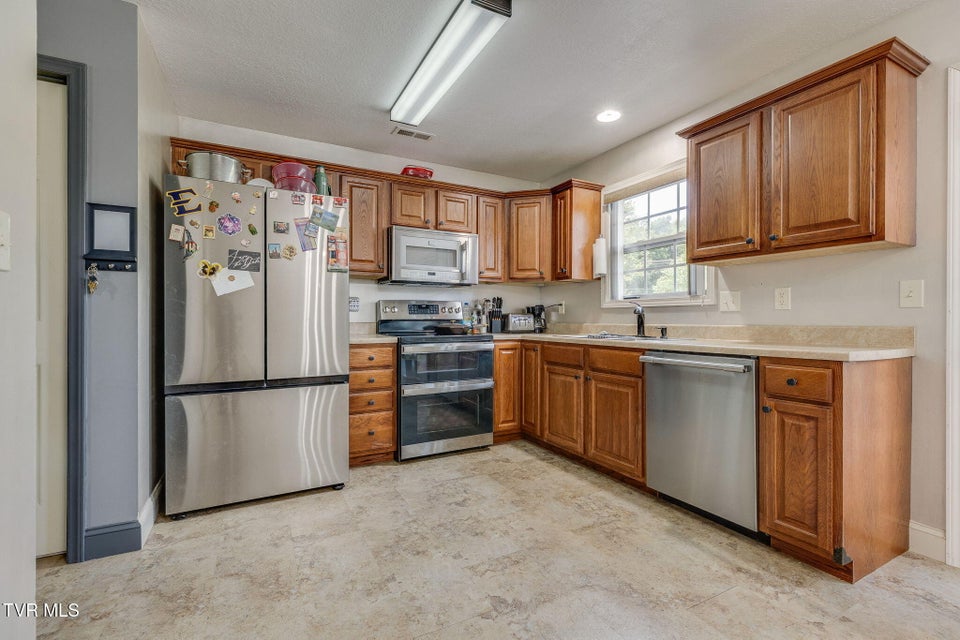 Photo #3: 516 Grays Pointe Court