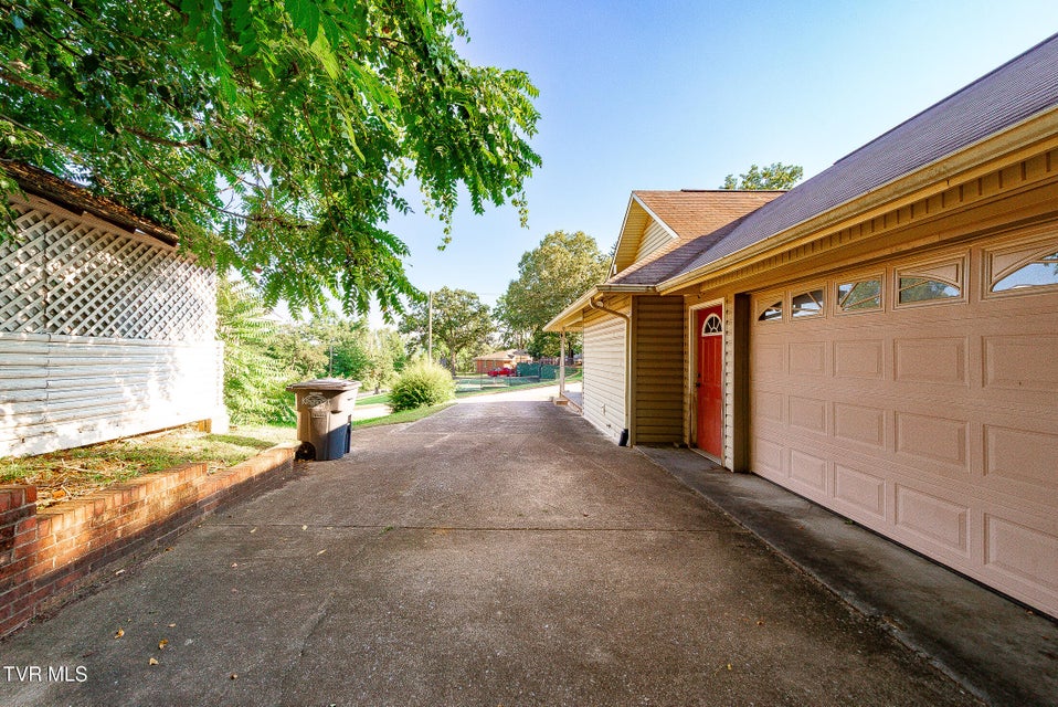 Photo #36: 904 Broadwood Drive