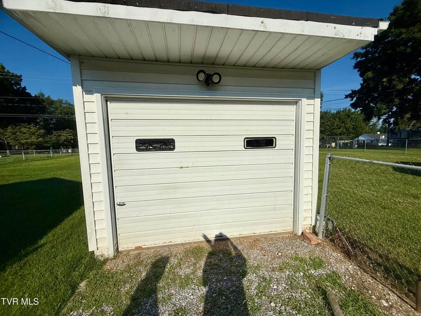 Photo #5: 933 Walker Street