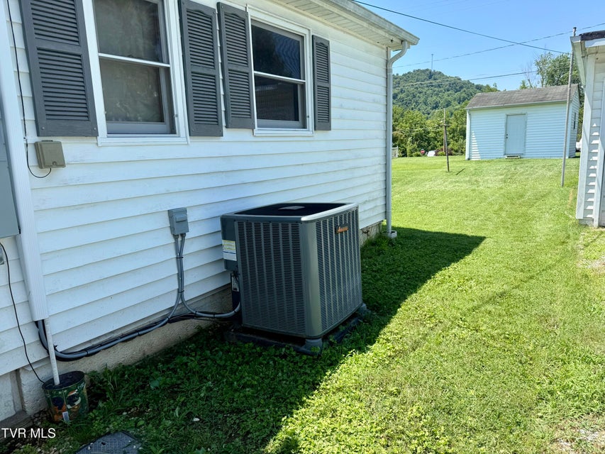 Photo #7: 933 Walker Street