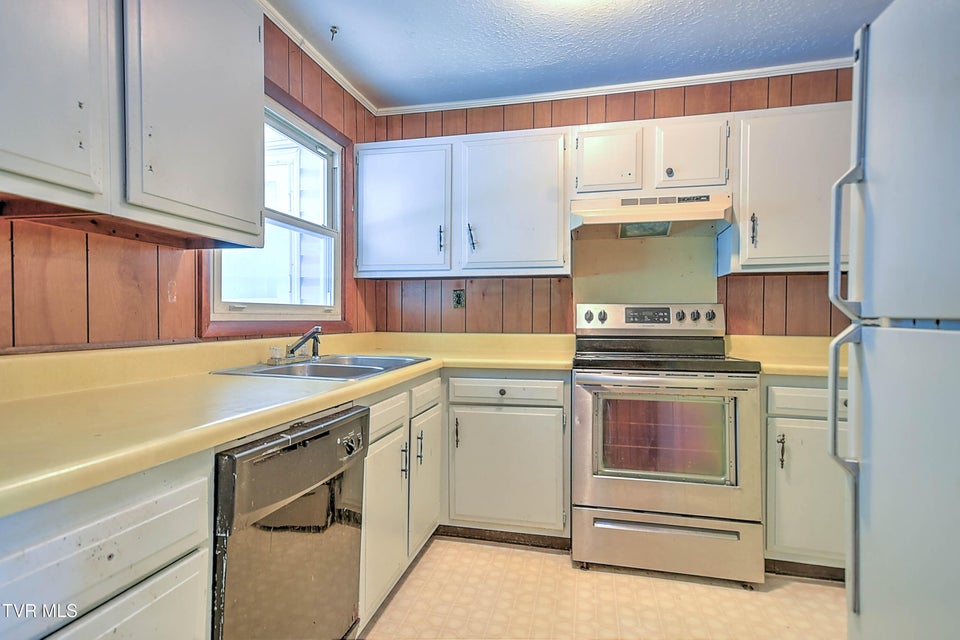 Photo #7: 1320 Lynwood Circle