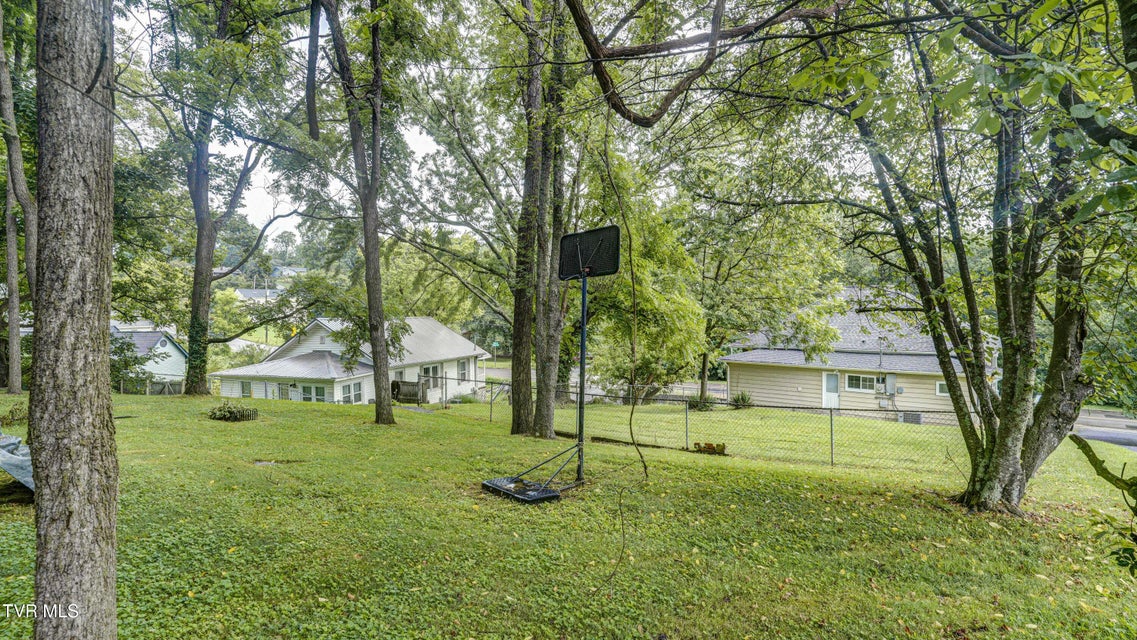 Photo #7: 907 Baxter Street