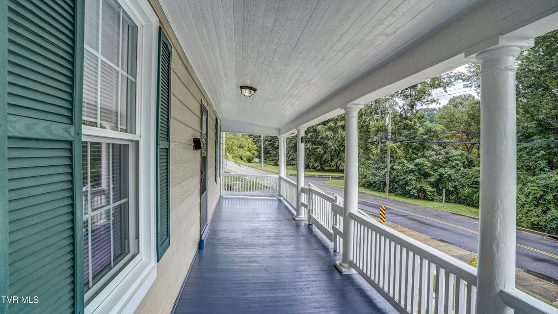 Photo #10: 907 Baxter Street