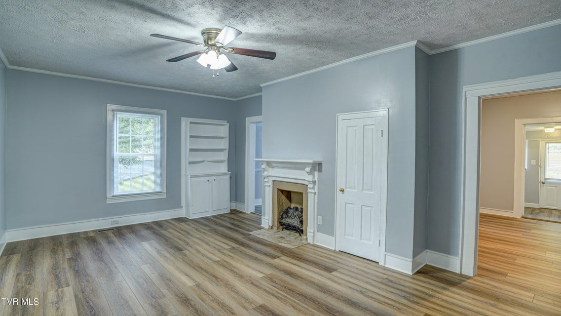 Photo #11: 907 Baxter Street