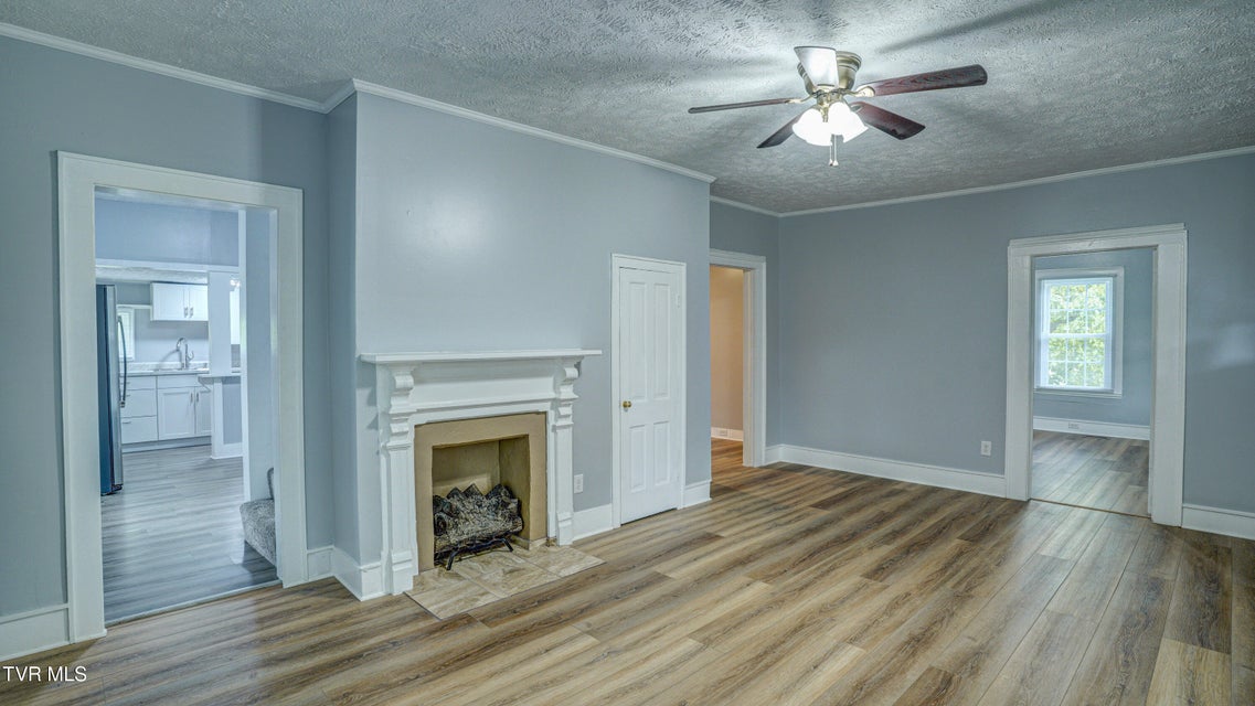 Photo #12: 907 Baxter Street