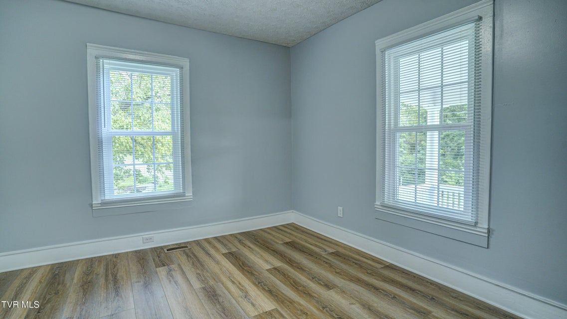 Photo #15: 907 Baxter Street
