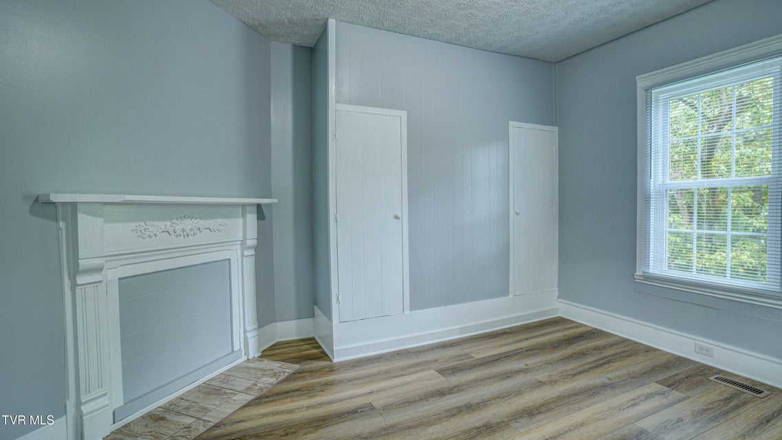 Photo #16: 907 Baxter Street