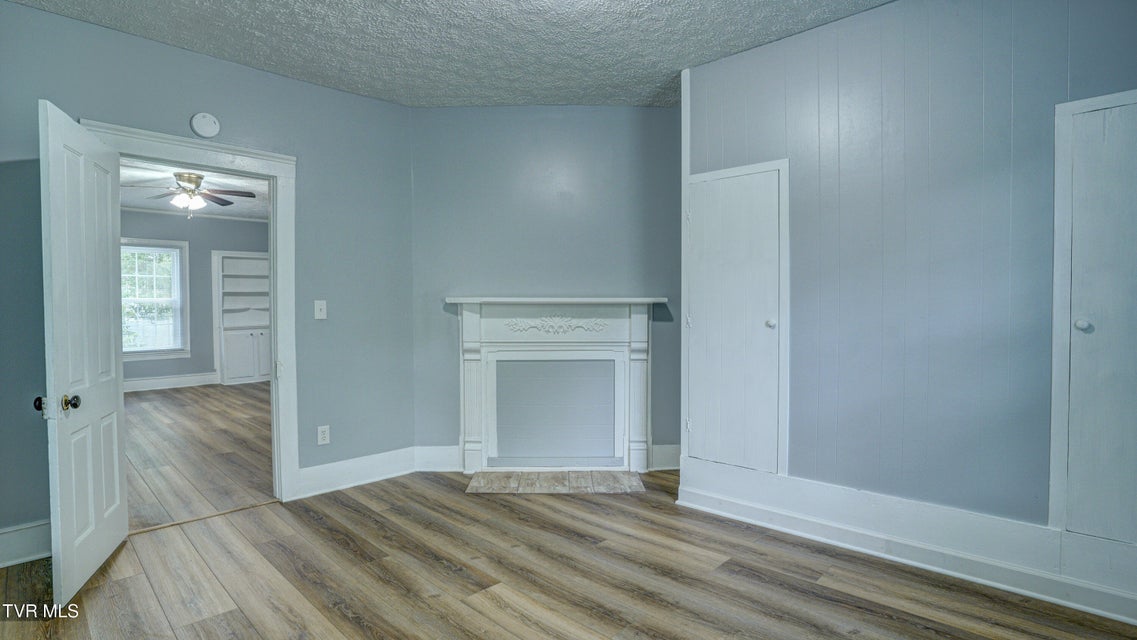 Photo #17: 907 Baxter Street
