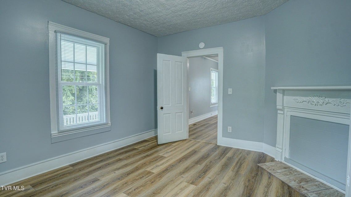 Photo #18: 907 Baxter Street