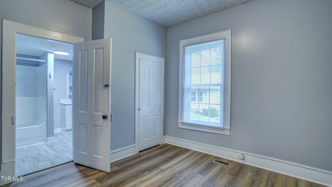 Photo #23: 907 Baxter Street