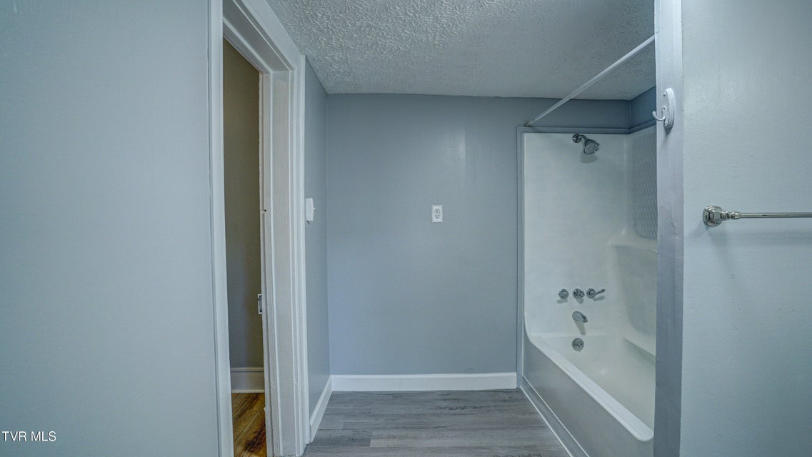 Photo #28: 907 Baxter Street