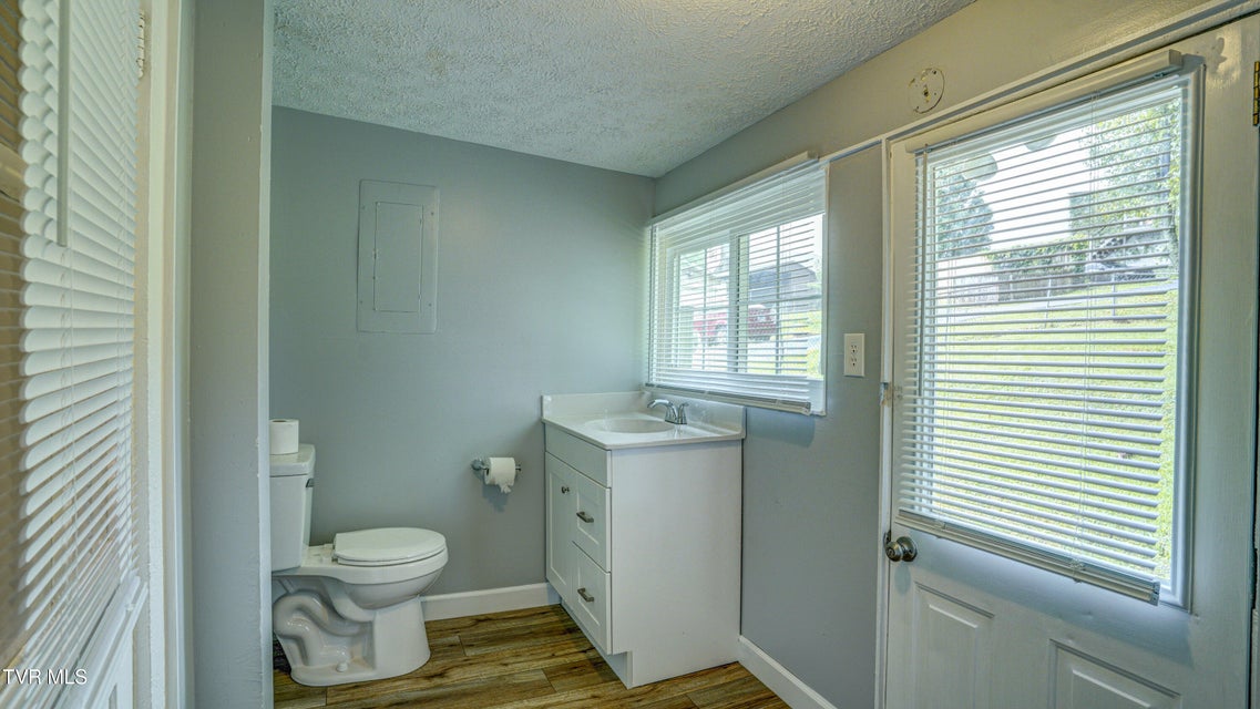 Photo #29: 907 Baxter Street