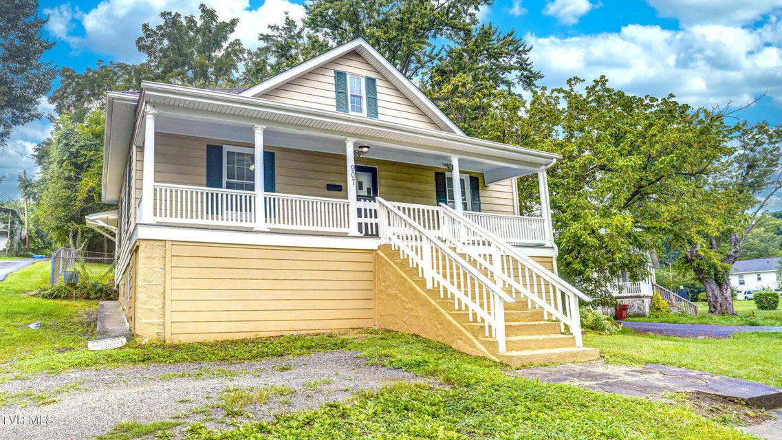 Photo #2: 907 Baxter Street