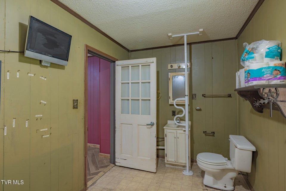 Photo #11: 20 Cherokee Boulevard