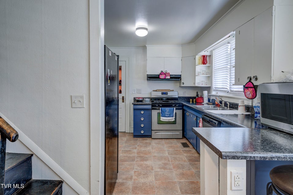Photo #9: 806 Johnson Avenue