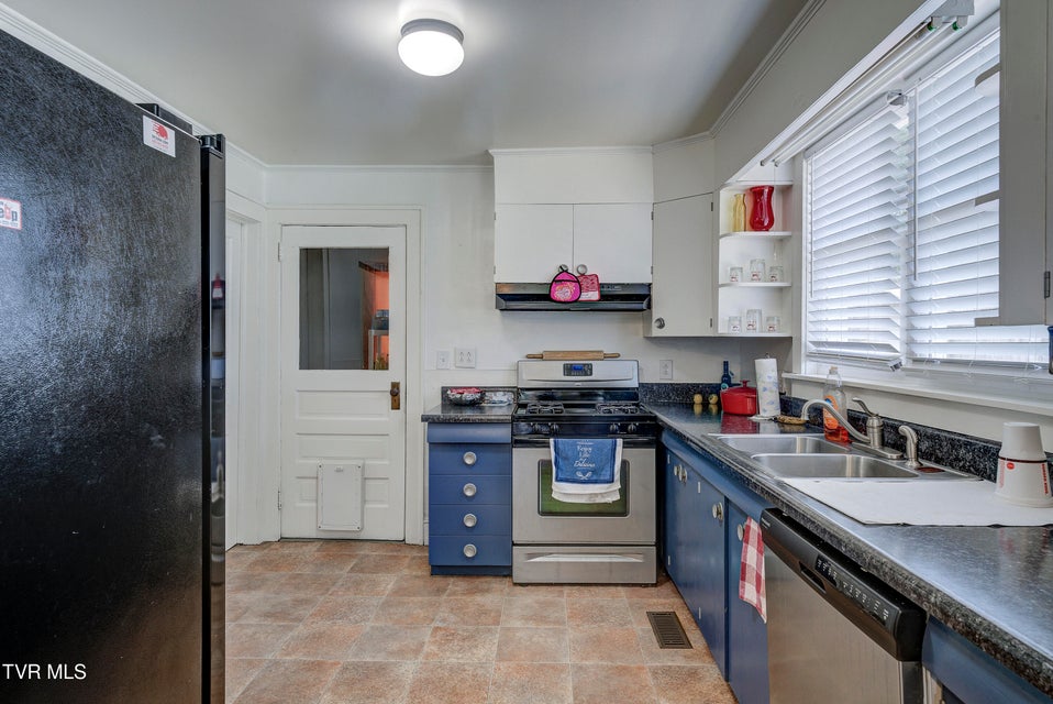 Photo #10: 806 Johnson Avenue