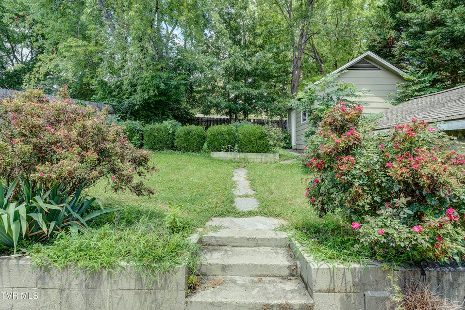 Photo #4: 806 Johnson Avenue