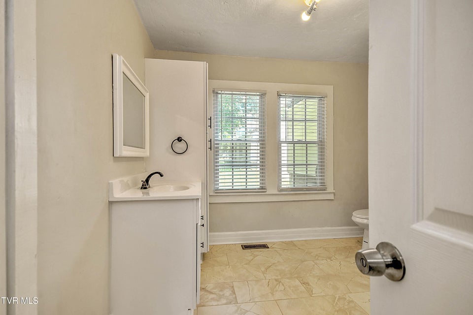 Photo #32: 1677 Jefferson Avenue