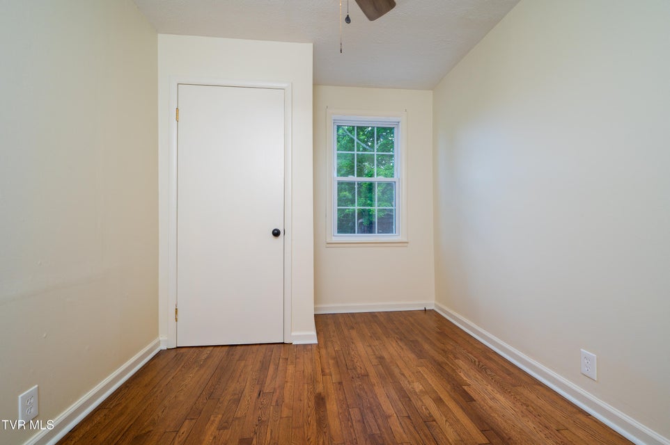 Photo #43: 1545 Kings Road