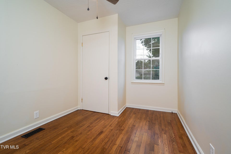 Photo #44: 1545 Kings Road