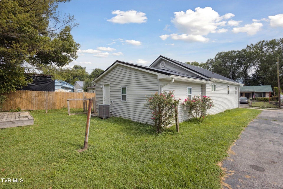 Photo #23: 924 Campbell Street