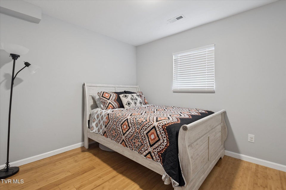 Photo #11: 924 Campbell Street