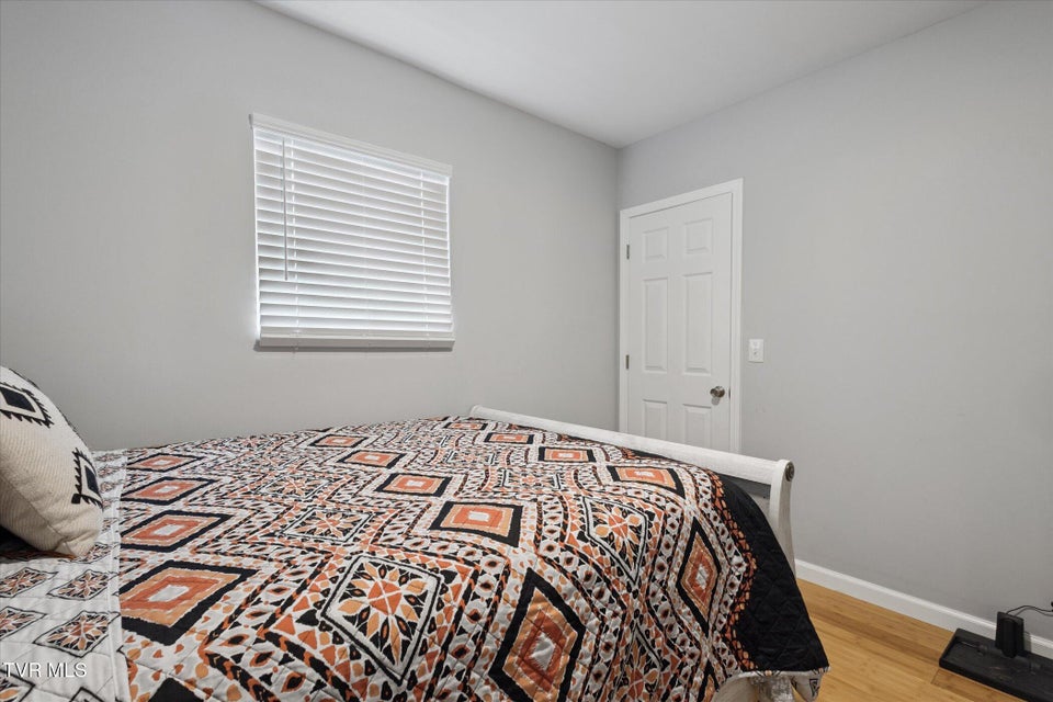 Photo #12: 924 Campbell Street