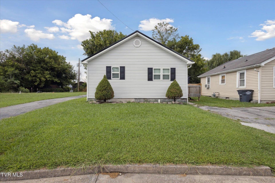 Photo #2: 924 Campbell Street