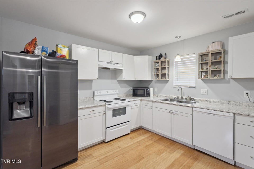 Photo #7: 924 Campbell Street