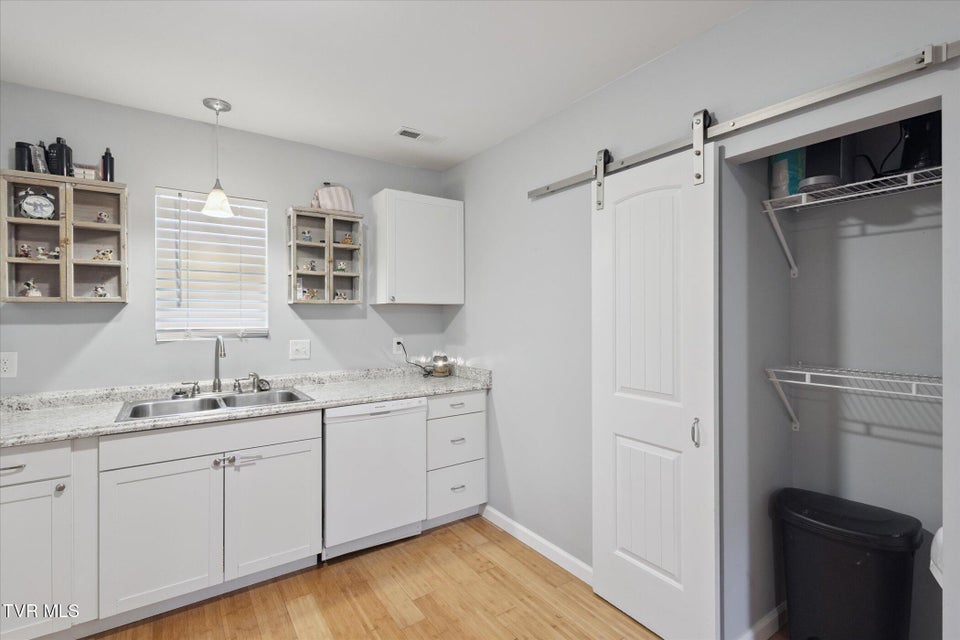 Photo #8: 924 Campbell Street