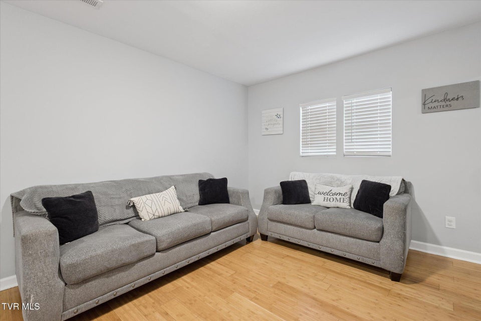 Photo #4: 924 Campbell Street