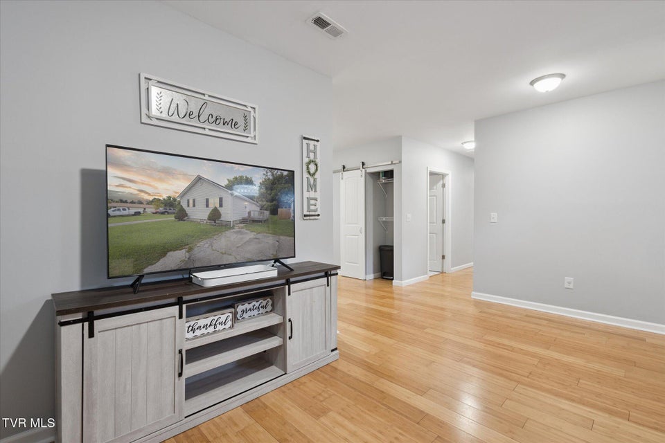 Photo #6: 924 Campbell Street