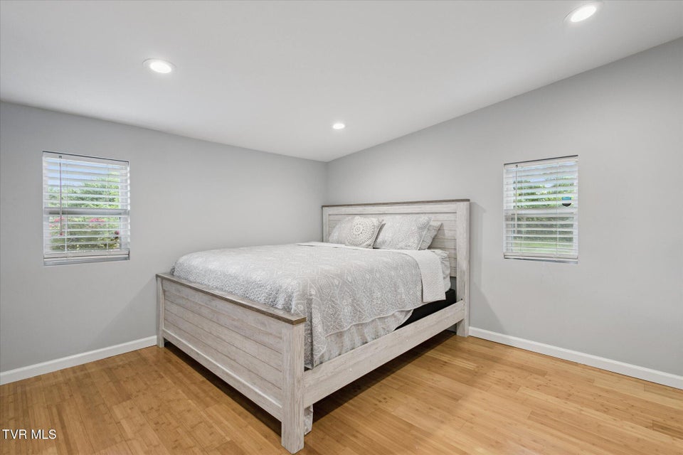 Photo #15: 924 Campbell Street