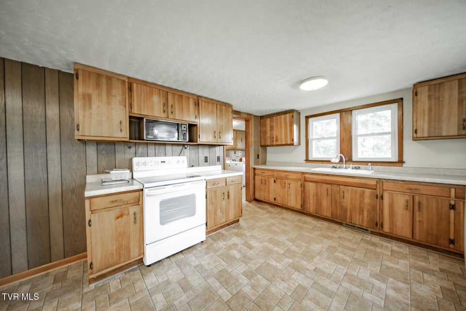 Photo #17: 141 Hiola St