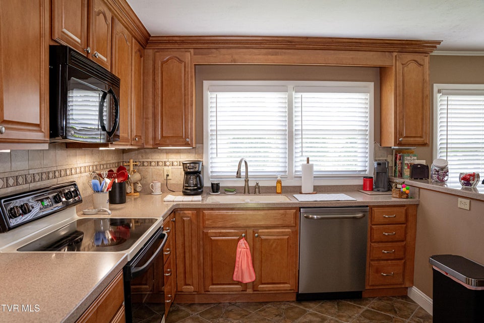 Photo #27: 300 Pinecrest Drive