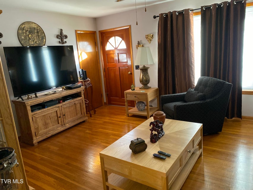 Photo #8: 400 Kaywood Avenue