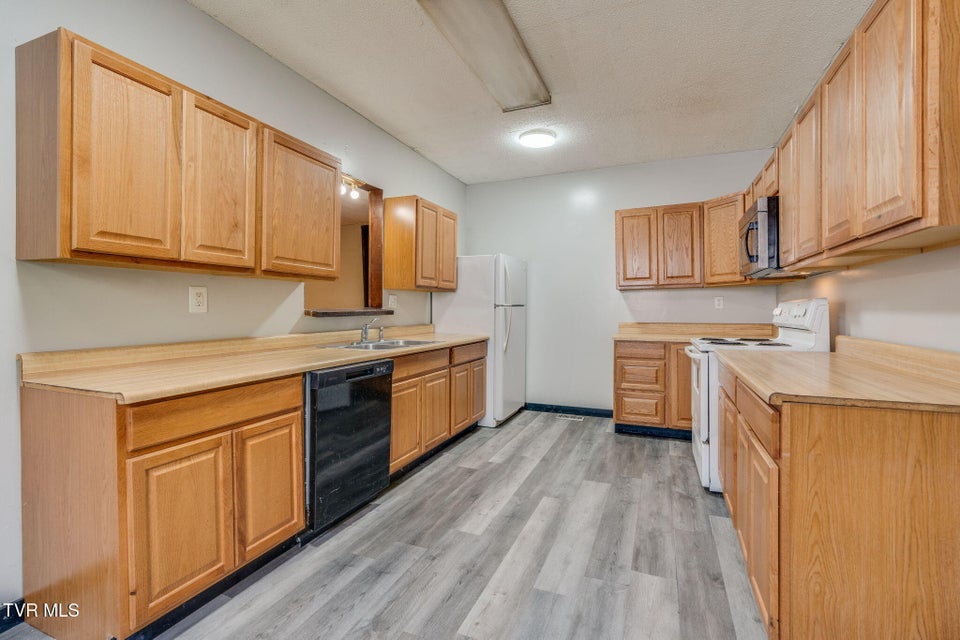 Photo #10: 950 Barker Street