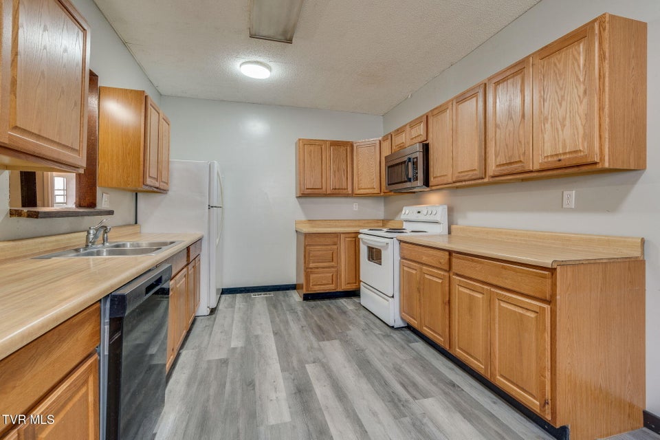 Photo #11: 950 Barker Street