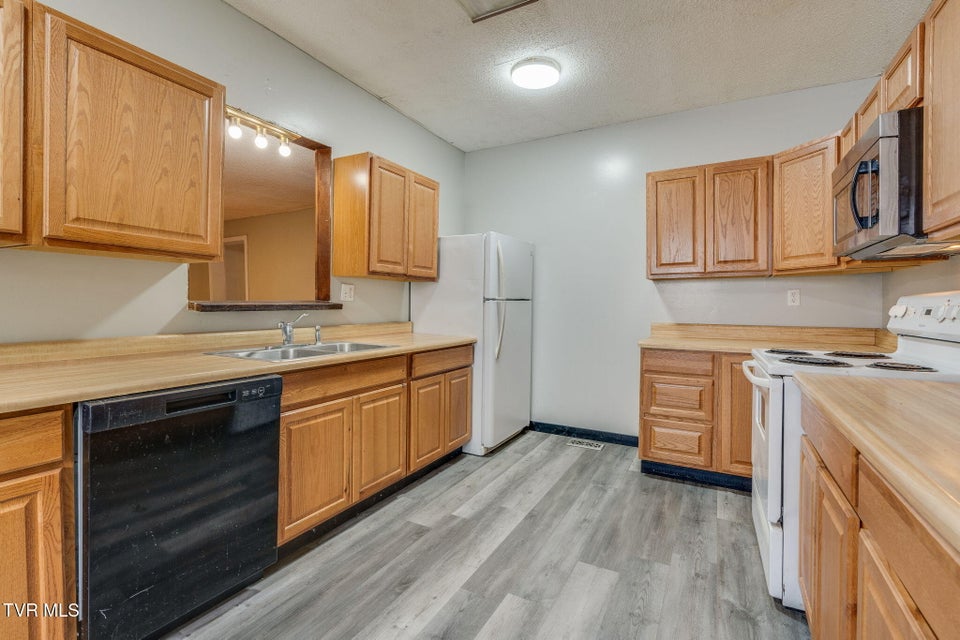 Photo #12: 950 Barker Street
