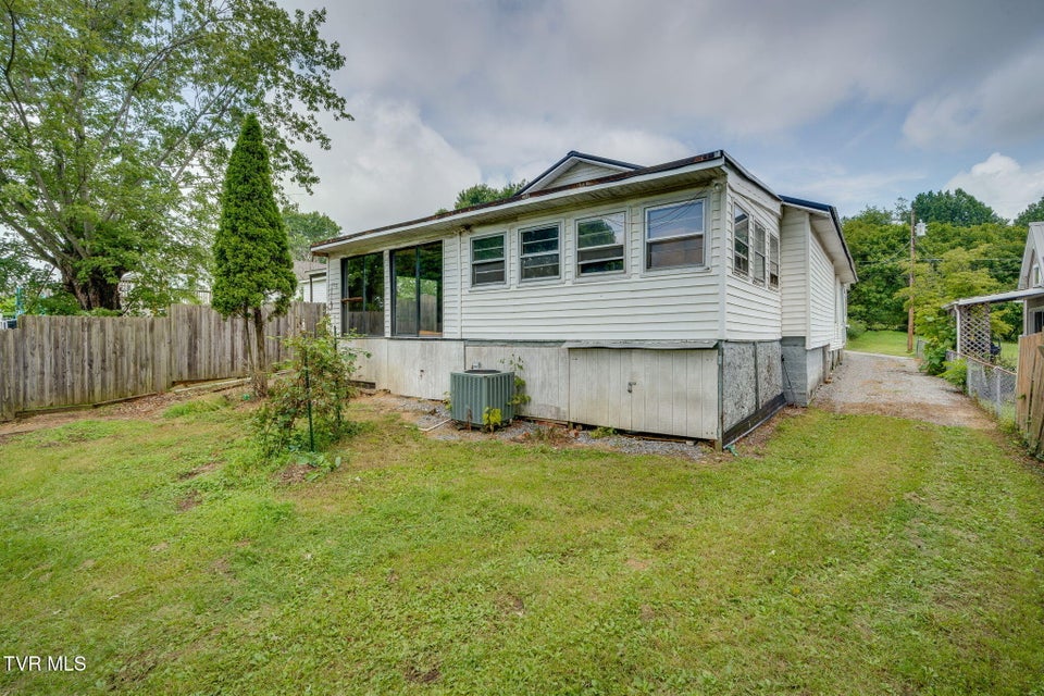 Photo #28: 950 Barker Street